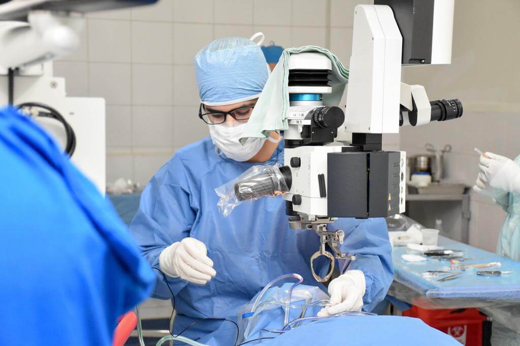 Cirugía de Retina Mínimamente Invasiva y Catarata Avanzada